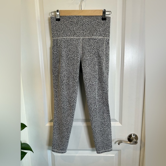 Athleta Salutation Stash Pocket II Textured Tight Leggings in Micro Cheetah Sm - Picture 2 of 9